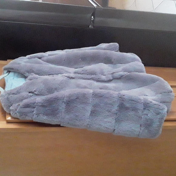 TODAY On SALE.   NWOT Faux Fur Jacket size medium. - Picture 2 of 4